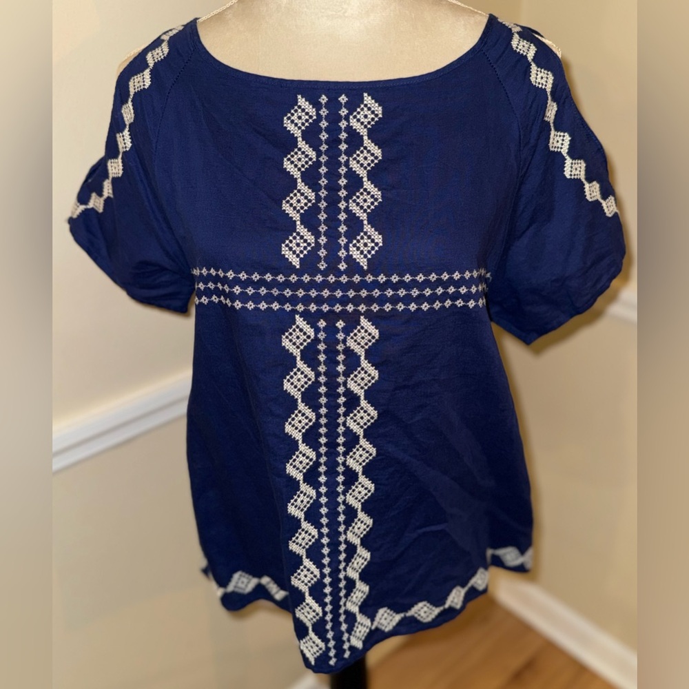 Cupcakes and Cashmere Deep Blue Linen Blend Top w/Ivory Embroidery Women’s S